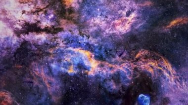 Samanyolu düzleminde bulunan Kuğu takımyıldızı bölgesi olarak da bilinen Kuğu takımyıldızındaki yıldıza doğru uzay yolculuğu. NASA 'nın kamu alanı resmini içerir