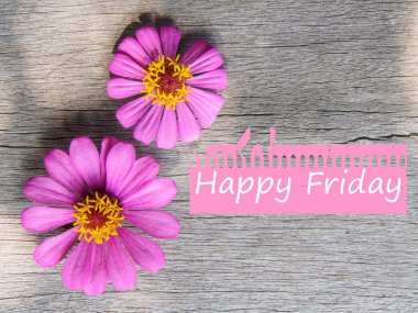 Ahşap arka plan üzerinde pembe flora ile mutlu Cuma ifadeler