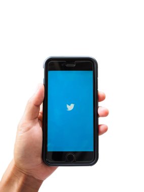 Buri Ram, Thailand, 22 Kasım 2016: 6 açık twitter apps iphone tutan kişi