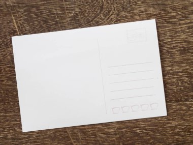 Arka kartpostal ahşap arka plan üzerinde boş
