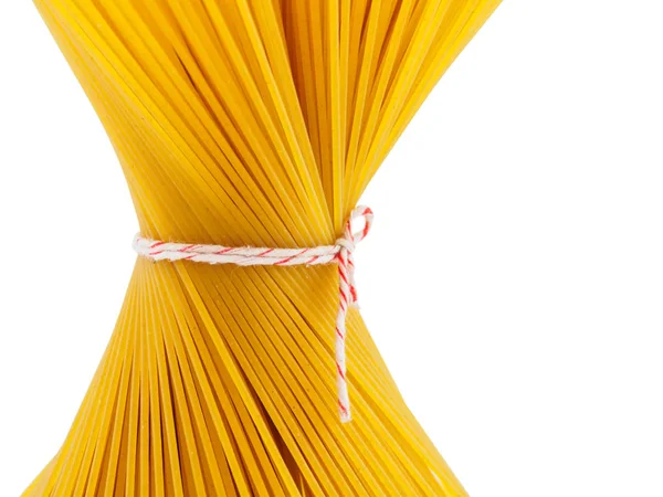 Розкладає букет спагетті макаронних виробів, прив'язаних мотузкою ізольованої — стокове фото