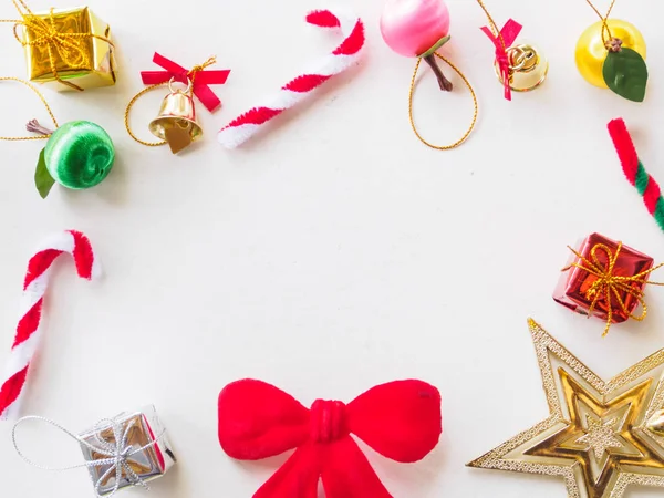 Borda de Natal com fita, bolas, caixa de presente, estrelas e outros o Fotografias De Stock Royalty-Free