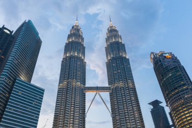 Petronas İkiz Kuleleri