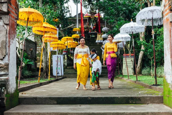 Balinese family in traditional clothes during the celebration be — Stock Photo, Image