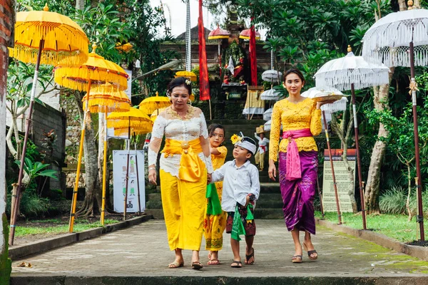 Balinesische Familie in traditioneller Kleidung während der Feier — Stockfoto