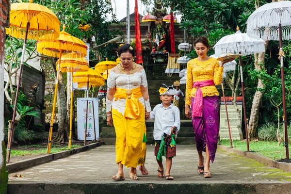Balinesische Familie in traditioneller Kleidung während der Feier — Stockfoto