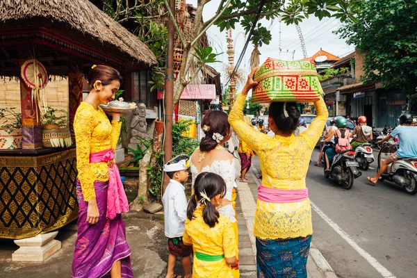 Balinese family in traditional clothes during the celebration be — Stock Photo, Image