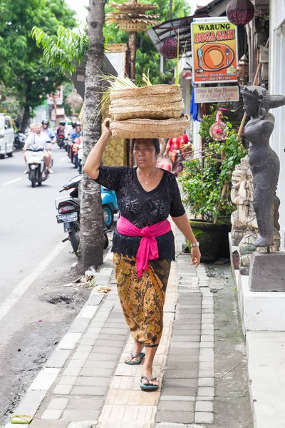Mujer mayor llevando canasta en la cabeza — Foto de Stock