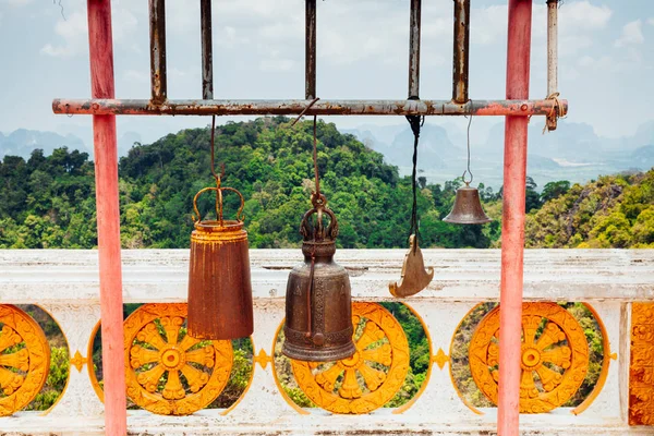 Буддійські bells на печерного храму Тигру — стокове фото