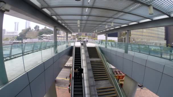 Οι άνθρωποι που χρησιμοποιούν κυλιόμενες σκάλες στο σταθμό Tsim Sha Tsui Promenade (time-lapse) — Αρχείο Βίντεο
