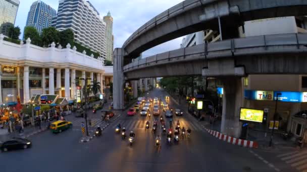 Time lapse of Bangkok busy streets in the evening — Stock Video