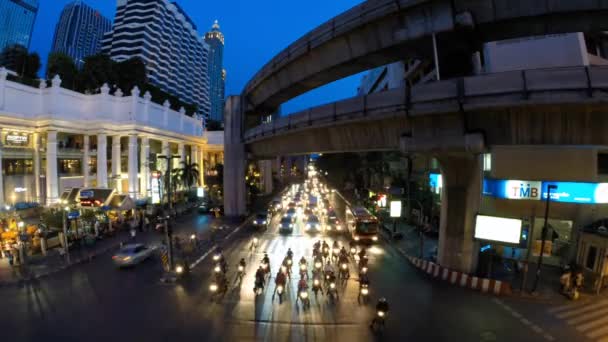 Zeitraffer von Bangkoks belebten Straßen in der Nacht — Stockvideo