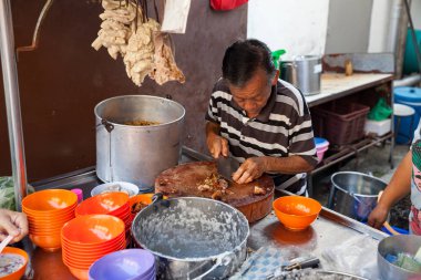 Adam parasını pirinç lapası keser