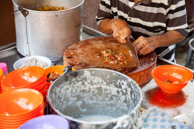 Adam parasını pirinç lapası keser