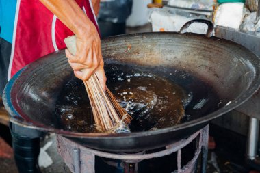 Adam wok Kimberly Street gıda gece pazarı, temizler