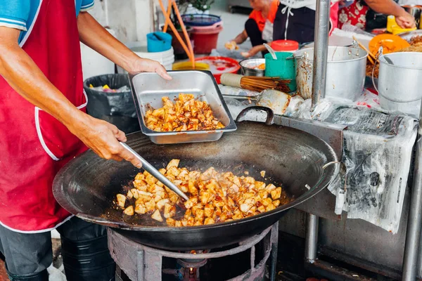 Mann kocht Essen auf kimberly Streetfood Nachtmarkt — Stockfoto