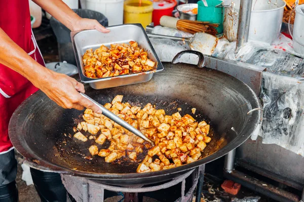 Mann kocht Essen auf kimberly Streetfood Nachtmarkt — Stockfoto