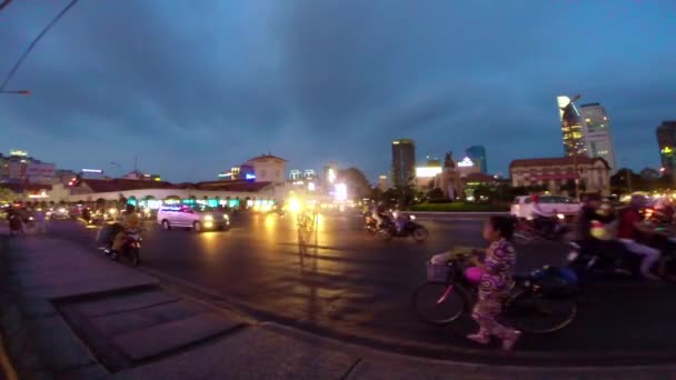 Trafiken på gatan av Ho Chi Minh-staden på natten — Stockvideo