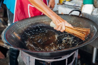 Adam wok Kimberly Street gıda gece pazarı, temizler