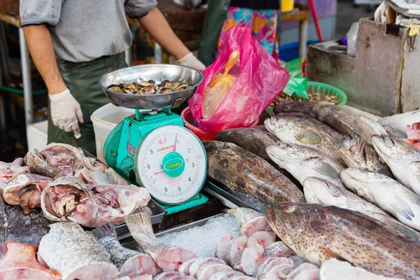 L'homme vend du poisson frais au marché humide — Photo