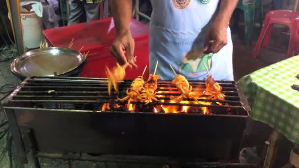 Vendedor cocina calamares — Vídeos de Stock