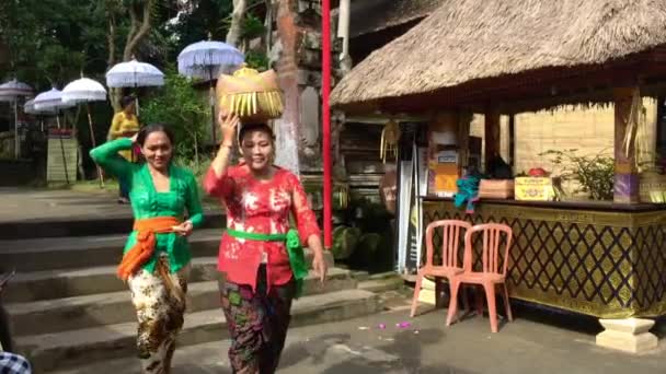 Família balinesa em roupas tradicionais durante a celebração antes de Nyepi — Vídeo de Stock