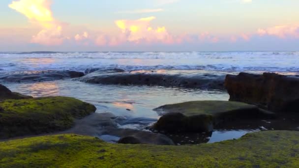 Puesta de sol sobre el océano — Vídeo de stock