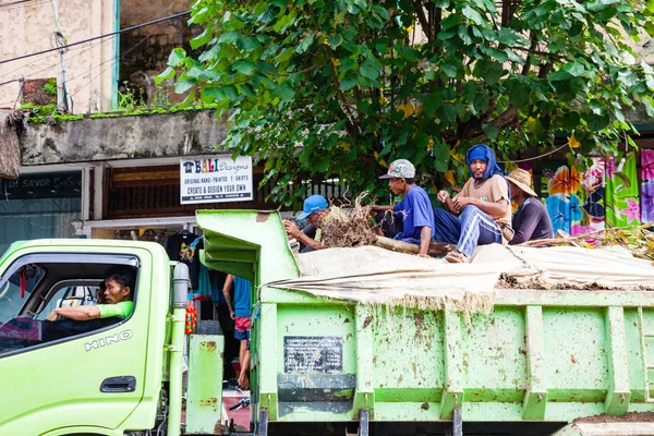 Werknemers ritten in de achterkant van de truck — Stockfoto