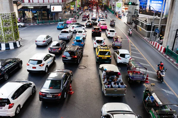 Bangkok sokaklarında trafik