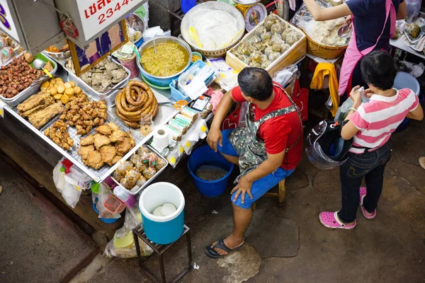El hombre vende comida en el mercado —  Fotos de Stock