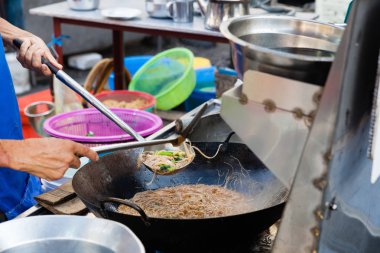 Tavada kızartılmış erişte şef aşçılar