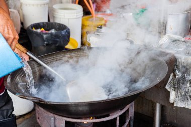 Adam wok Kimberly Street gıda gece pazarı, temizler