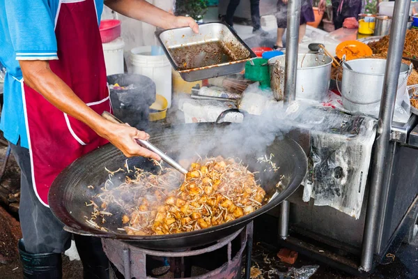 Muž vaří jídlo v Kimberly Street Food Night Market — Stock fotografie