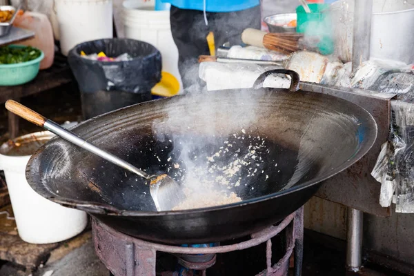 Koření a cibuli v wok — Stock fotografie