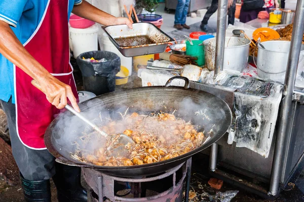 Muž vaří jídlo v Kimberly Street Food Night Market — Stock fotografie