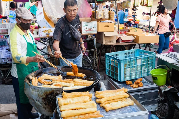 Los hombres cocinan youtiao en el mercado callejero —  Fotos de Stock