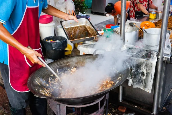 Mann kocht Essen auf kimberly Streetfood Nachtmarkt — Stockfoto