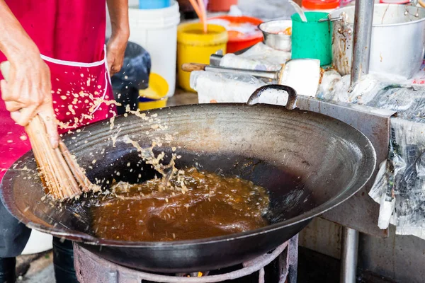 Adam wok Kimberly Street gıda gece pazarı, temizler — Stok fotoğraf