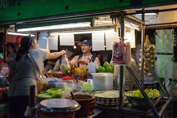 Mujer vende comida tradicional tailandesa —  Fotos de Stock
