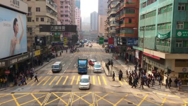 Hong Kong Febrero Gente Cruzando Calle Distrito Mong Kok Kowloon — Vídeo de stock