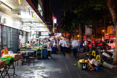 İnsanlar sokakta Bangkok