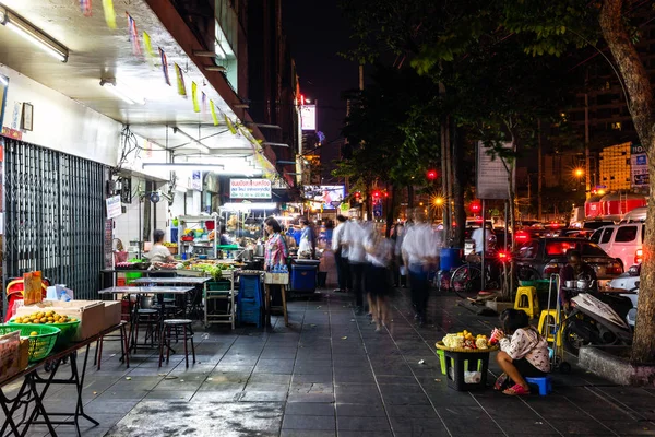 İnsanlar sokakta Bangkok