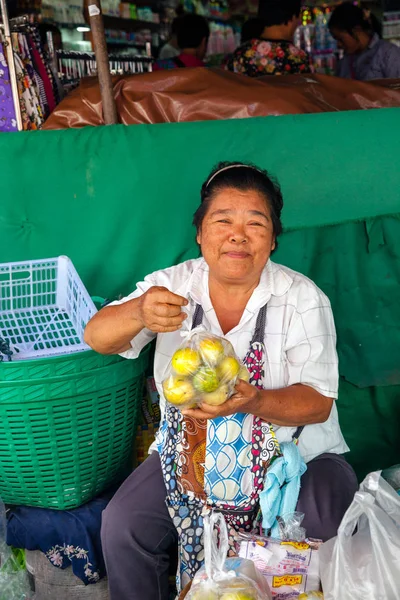 Kadın pazarda meyve satıyor Telifsiz Stok Fotoğraflar