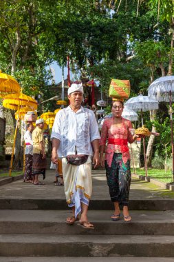 Çift merdivenlerden aşağı yürüyor