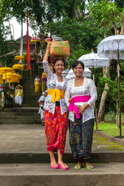 Annesi ile genç kadın