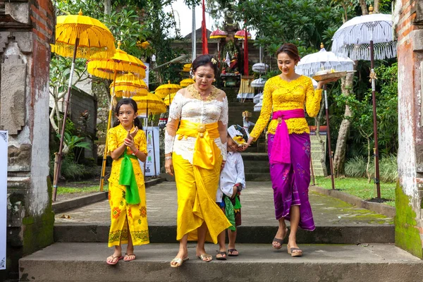 Balinesische Familie in traditioneller Kleidung während der Feier — Stockfoto