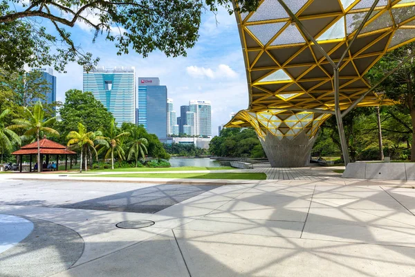 Kuala Lumpur skyline sur le jardin botanique Perdana — Photo