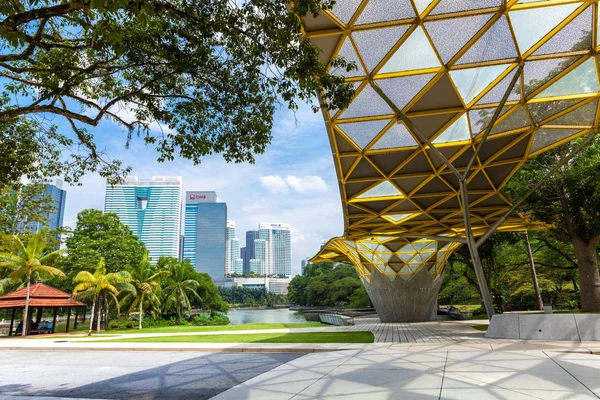 Kuala Lumpur manzarası üzerinden Perdana Botanik Bahçesi — Stok fotoğraf