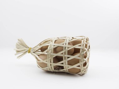 yumurta ve arka plan bir yumurta sepeti tutan.