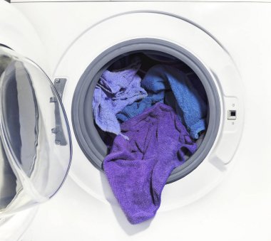 çamaşır makinesi giysiler ile yüklü